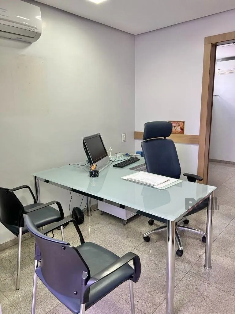 Imagem Conjunto comercial para comprar totalmente mobiliado e desocupado, localizado na prestigiada Rua Felipe Camarão, em frente à Redenção.