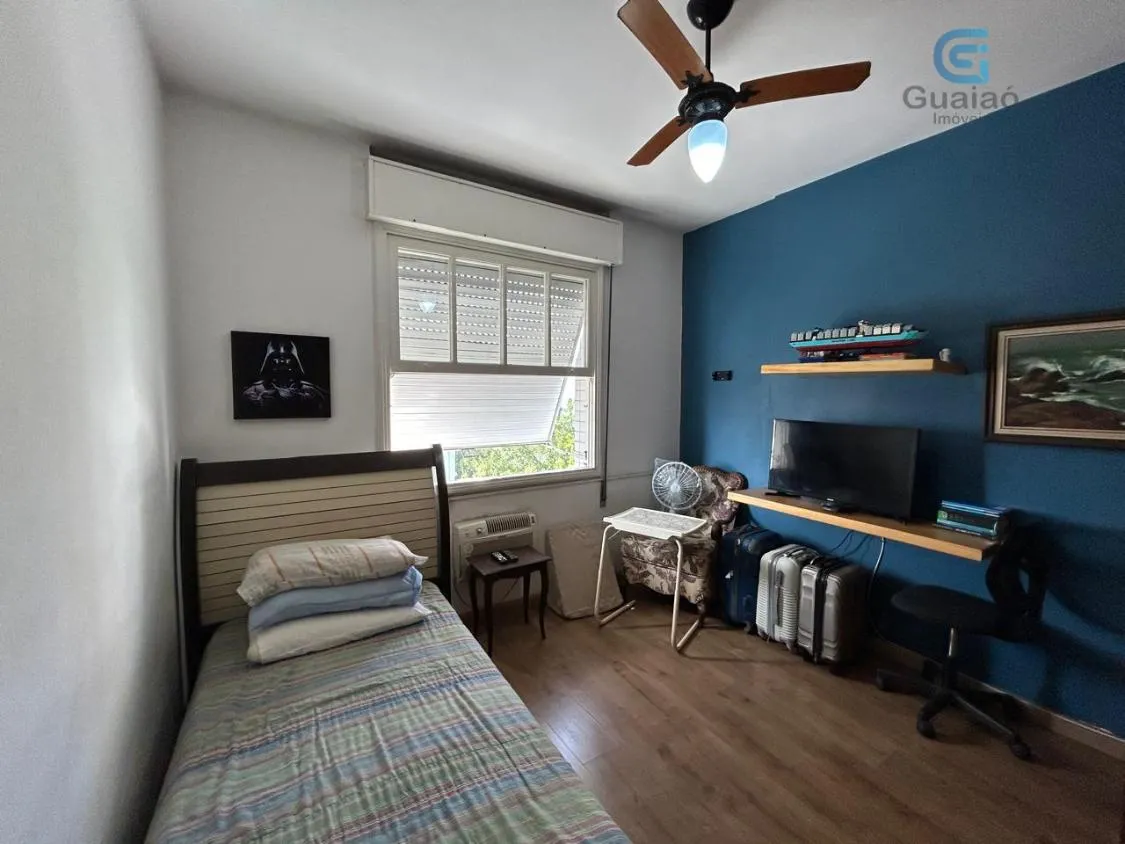 Imagem Vendo Amplo Apartamento 03 dormitórios, 01 Suíte, Dependência de Serviço Completa e Garagem demarcada, Frente para a rua, no Boqueirão, Santos