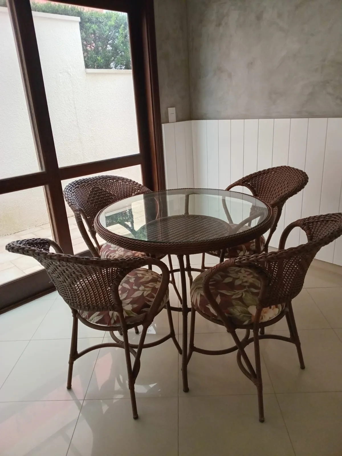 Imagem Aluguel de Casa em Condomínio de Luxo no Tamboré, Santana de Parnaíba-SP: 4 quartos, 1 suíte, 1 sala, 2 banheiros, 4 vagas de garagem, 320m².