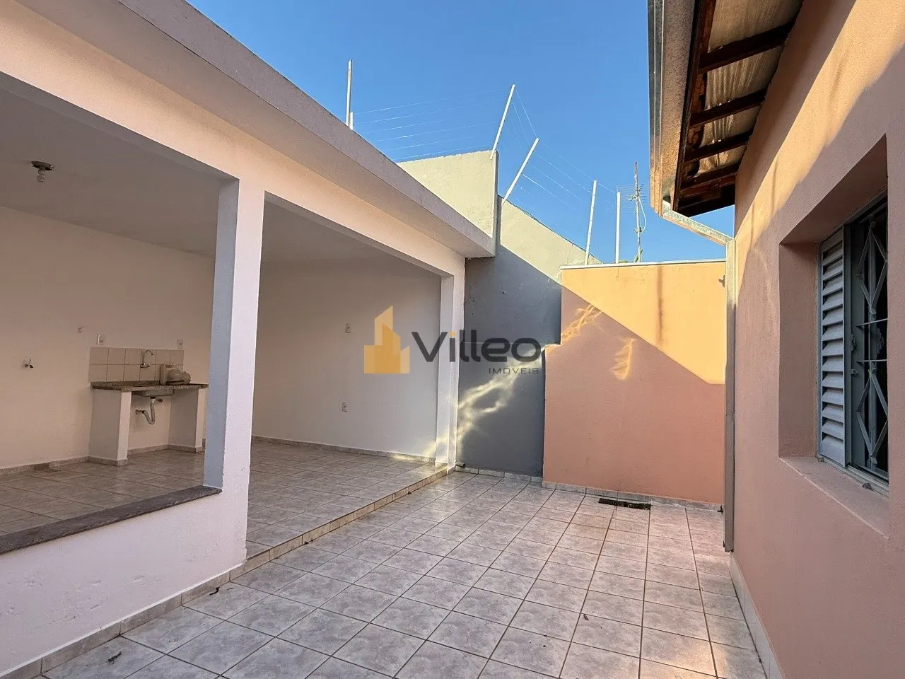 Imagem Apresentamos uma residência exclusiva para venda, localizada em uma das regiões mais tranquilas e ...