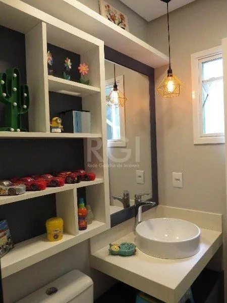Imagem EXCELENTE CASA COM 3 DORMITÓRIOS, 1 SUÍTE E VAGA DE GARAGEM PARA 3 CARROS.