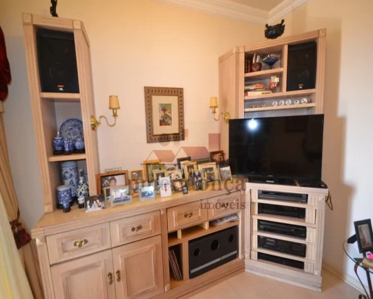 Imagem Apartamento com piso em madeira e armários, living para 03 ambientes, lavabo, 04 dormitórios sendo...