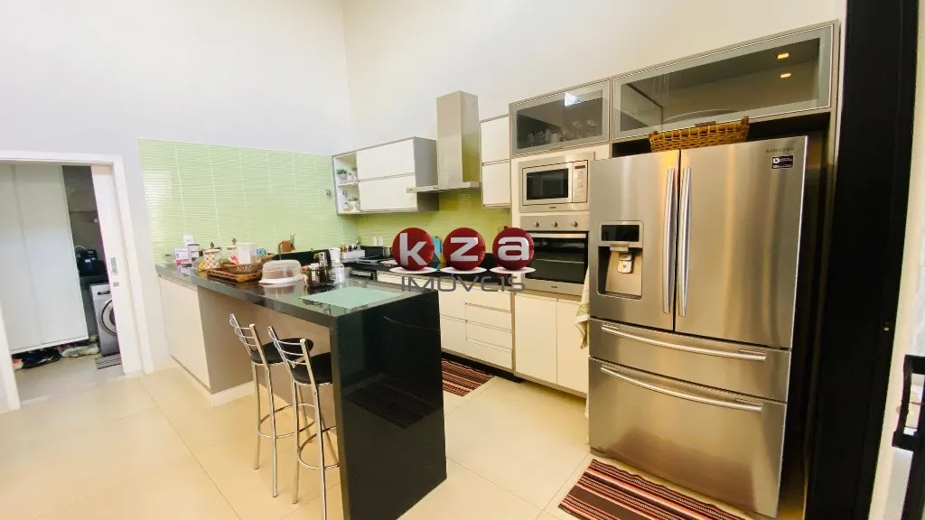 Imagem Casa de Luxo à Venda em Condomínio Exclusivo em Valinhos-SP: 3 quartos, 3 suítes, 3 salas, 5 banheiros, 2 vagas de garagem, 317m².