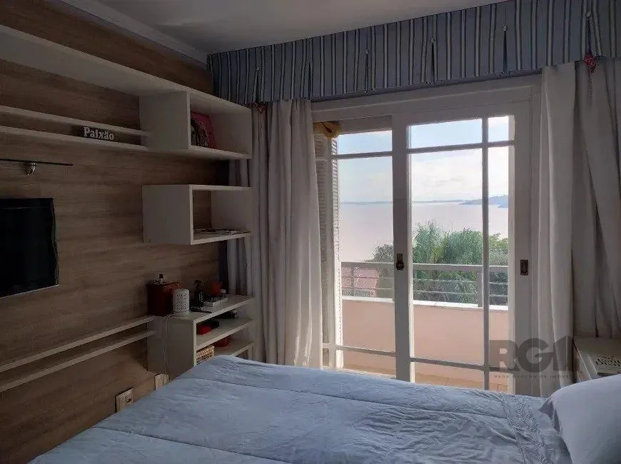 Imagem Casa de 307m² - 3 dormitórios, piscina, 4 vagas no bairro Espírito Santo