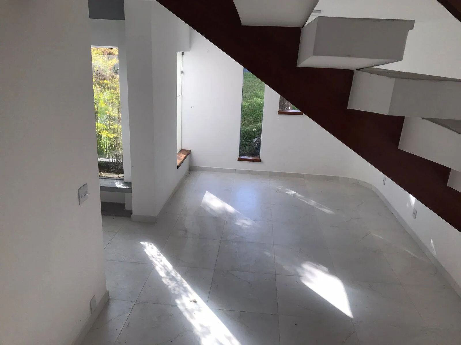 Imagem Casa Arejada em Alphaville Residencial Dois - 4 Quartos, 2 Suítes, Área de Lazer Completa e 4 Vagas
