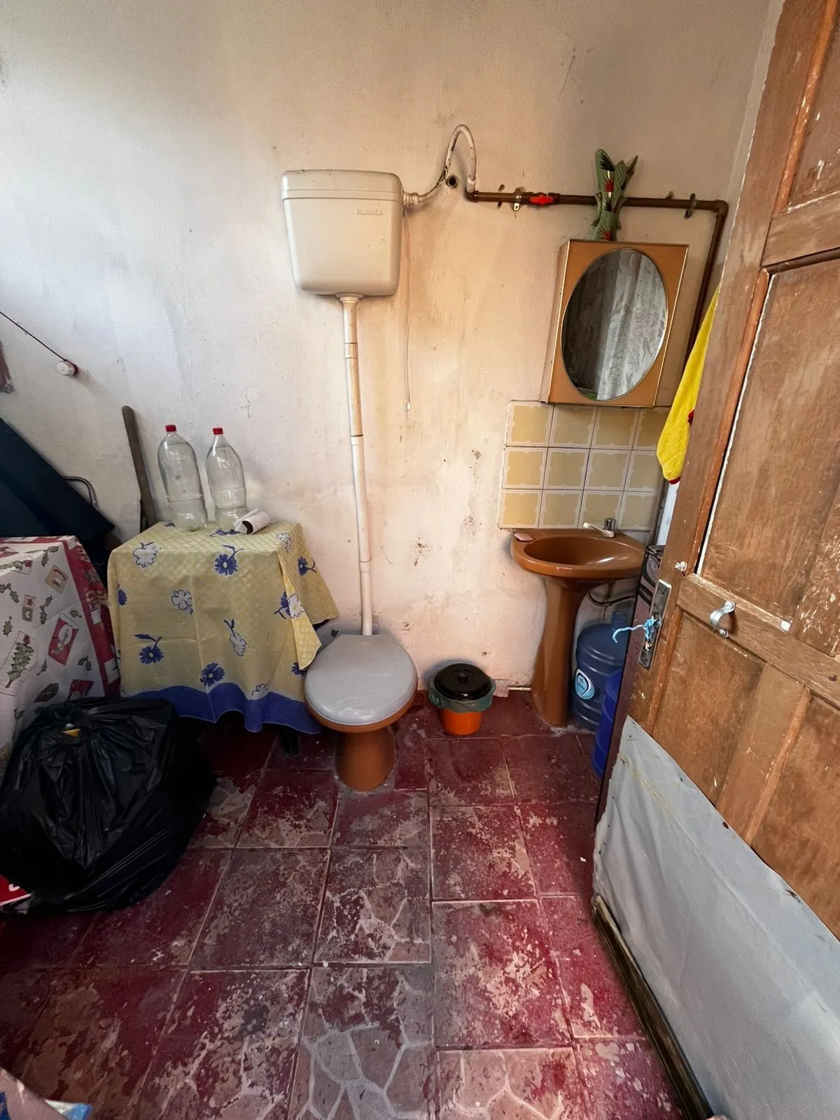Imagem Casa na Rua Marista, Partenon, com 11,00 de frente por 23,00 de frente a fundos