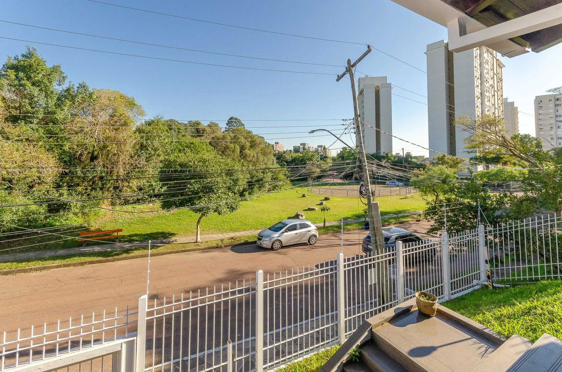 Imagem Casa Residencial de 4 Quartos à Venda em Porto Alegre, RS