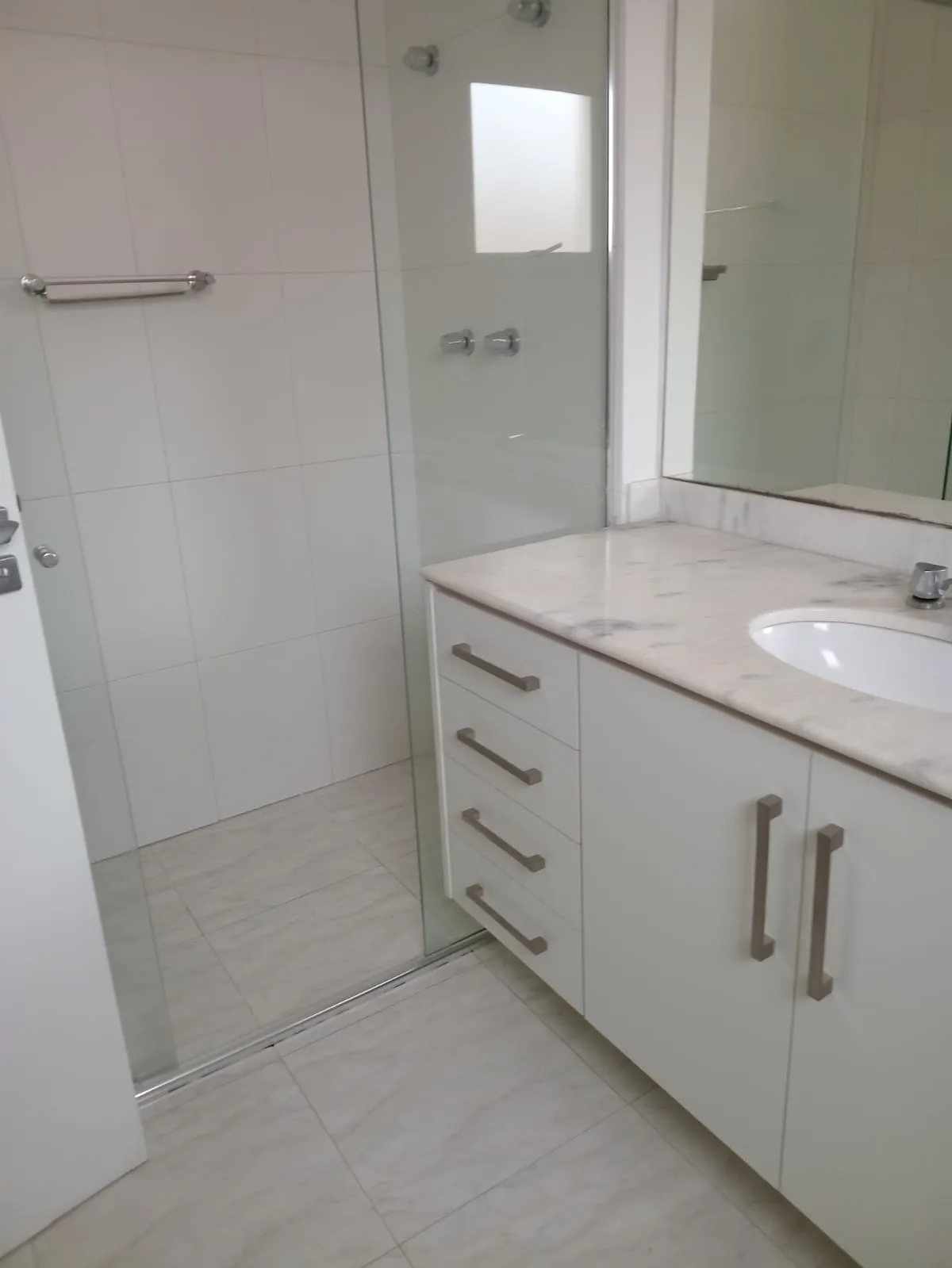 Imagem Aluguel de Casa em Condomínio de Luxo no Tamboré, Santana de Parnaíba-SP: 4 quartos, 1 suíte, 1 sala, 2 banheiros, 4 vagas de garagem, 320m².