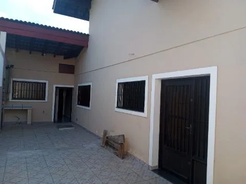 Imagem LOCAÇÃO COMERCIAL DE CASA NO JARDIM PLANALTO, EM ARUJÁ/SP, 400m² com 4 dorm, 3 salas, quintal amplo, churrasqueira e garagem p/ 4 autos. CONSULTE-NOS.