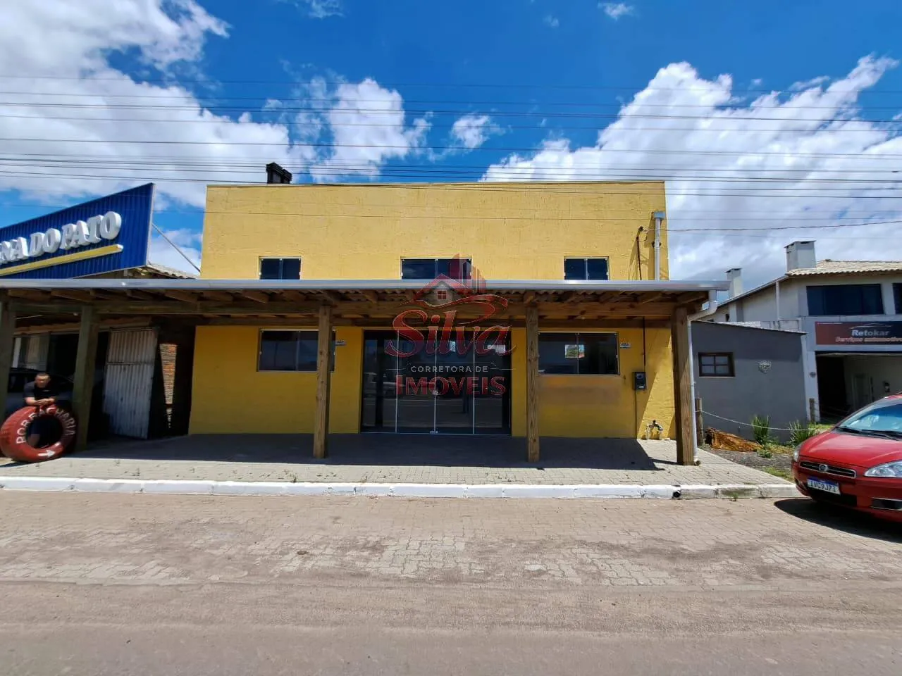 PC104 | Prédio comercial na avenida em Presidente