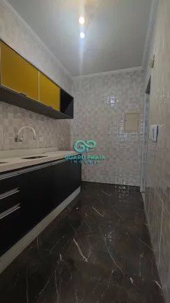 Imagem 3 quartos, sala para 2 ambientes com sacada, reformado, piso em porcelanato, cozinha com armários, banheiro social e de serviço, área de serviço.