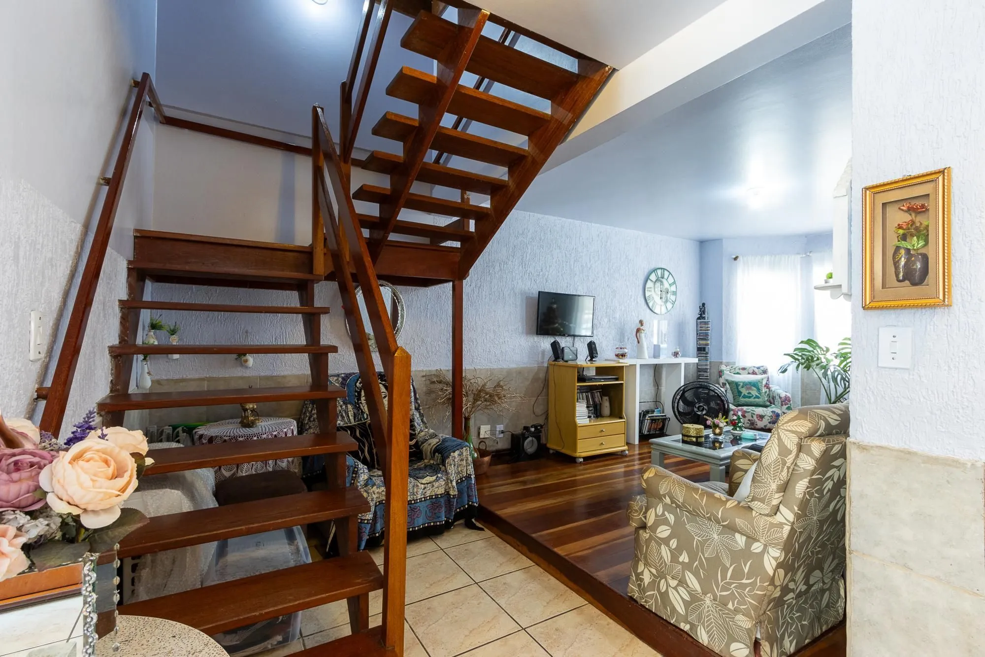 Imagem Casa de condomínio, de 3 dormitórios, 1 suíte e 2 vagas de garagem.