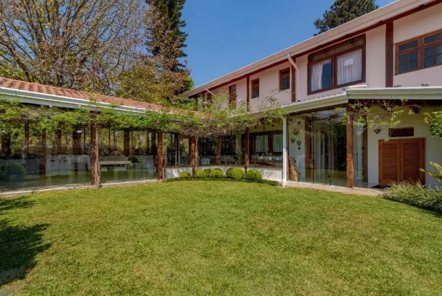 Imagem Imponente Casa de Luxo: 4 quartos, 4 suítes, 5 banheiros, 6 vagas, 1.120m² - Condomínio Morada dos Pássaros, Barueri-SP.