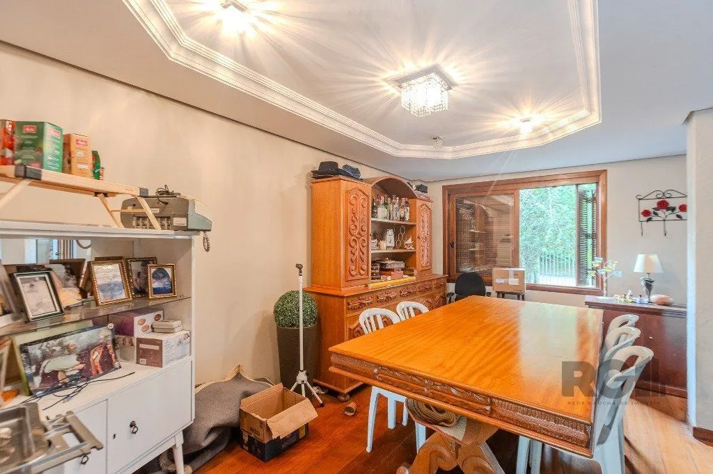 Imagem Casa 400m² - 5 dormitórios, 4 vagas no bairro Vila Jardim