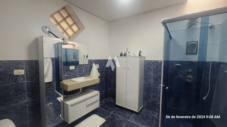 Imagem Viva com Conforto e Estilo em um Sobrado de Três Andares!