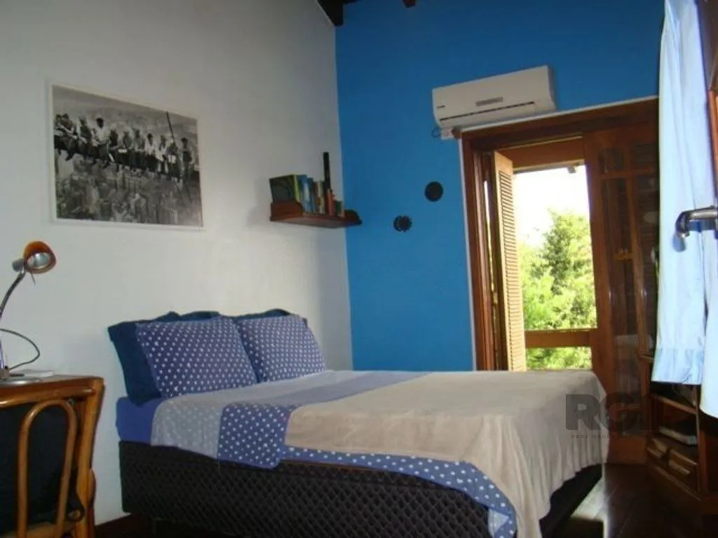 Imagem Casa de 370m² - 4 dormitórios, 2 suítes e 4 vagas de garagem no bairro Espírito Santo