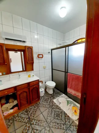 Imagem Magnífico Imóvel em Garopaba-SC: Casa e 2 Aptos, Vista para o Mar, 310m², Próx. à Praia.