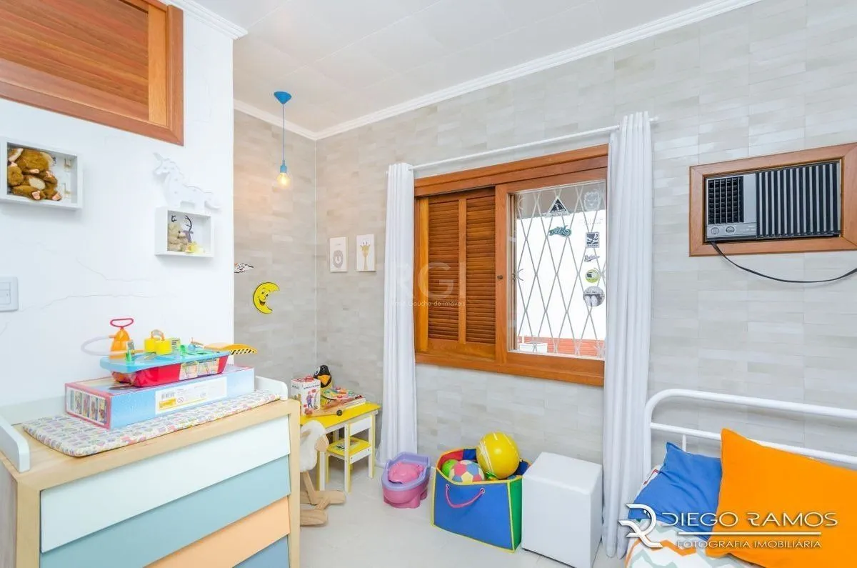 Imagem Casa para Venda - 216m², 4 dormitórios, sendo 1 suites, 4 vagas - Menino Deus