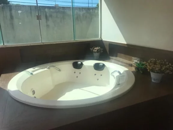 Imagem CASA COM 4 SUÍTES NA RUA 01 JOCKEY, CONDOMÍNIO FECHADO COM PORTARIA 24 HORAS, LOTE QUITADO E ESCRITURADO