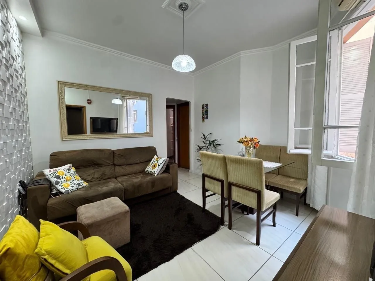 Imagem Apartamento de 2 dormitórios à venda no Centro Histórico de Porto Alegre - Amplo, ensolarado e bem localizado