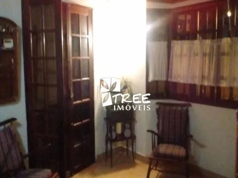 Imagem LOCAÇÃO DE CASA RESIDENCIAL/COMERCIAL NO CENTRO DE ARUJÁ/SP, com 2 quartos, sala c/ 2 ambientes, varanda na frente e nos fundos e 1 vaga. CONSULTE-NOS