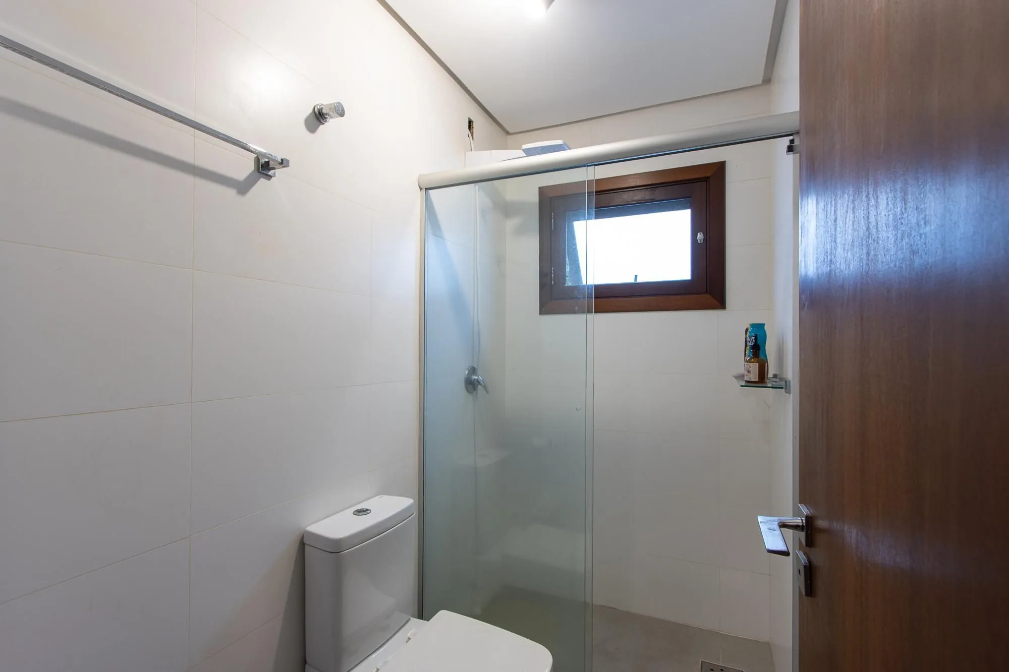 Imagem Casa no Condominio Terra Ville. 3 suites, com fundo para o lago.