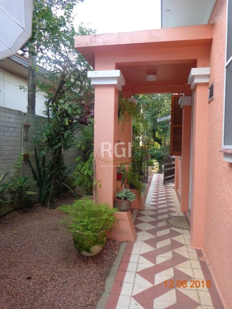 Imagem Casa para Venda - 240m², 6 dormitórios, 4 vagas - Teresópolis