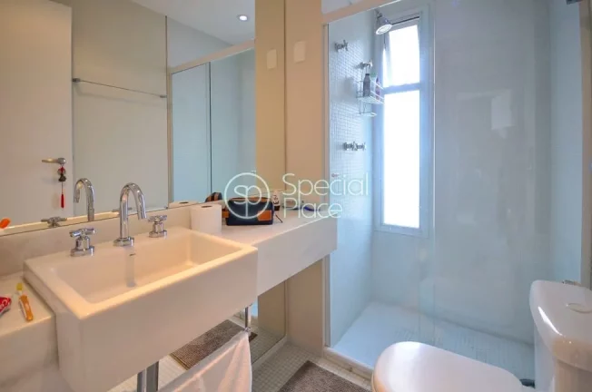 Imagem Apto duplex rico em iluminação natural, amplo living e lavabo. Possui 146m² muito bem distribuíd...