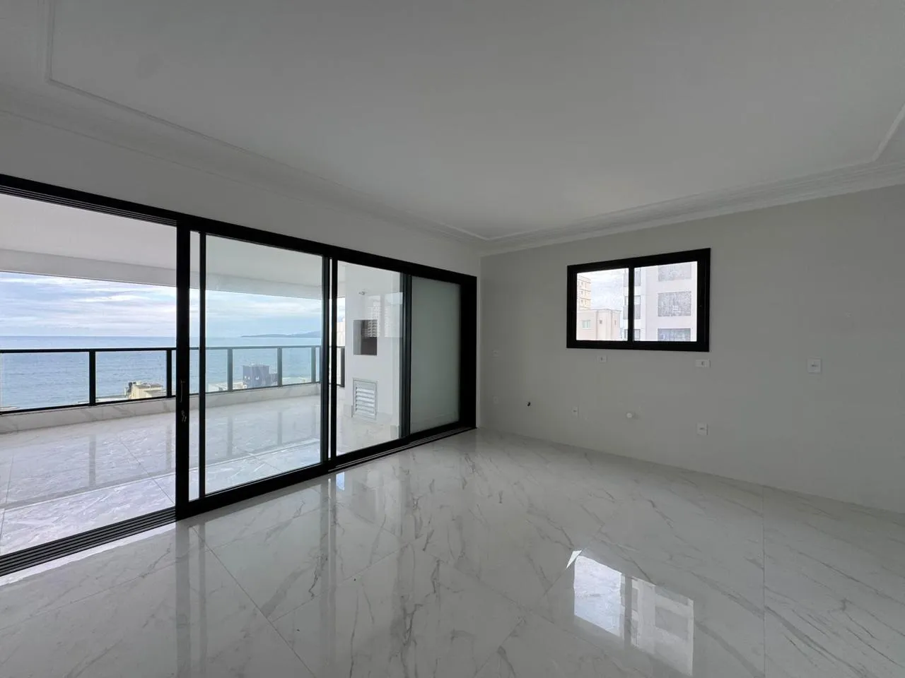 Imagem Apartamento com vista para o mar à venda com 210m2 por R$ 4.400.000,00