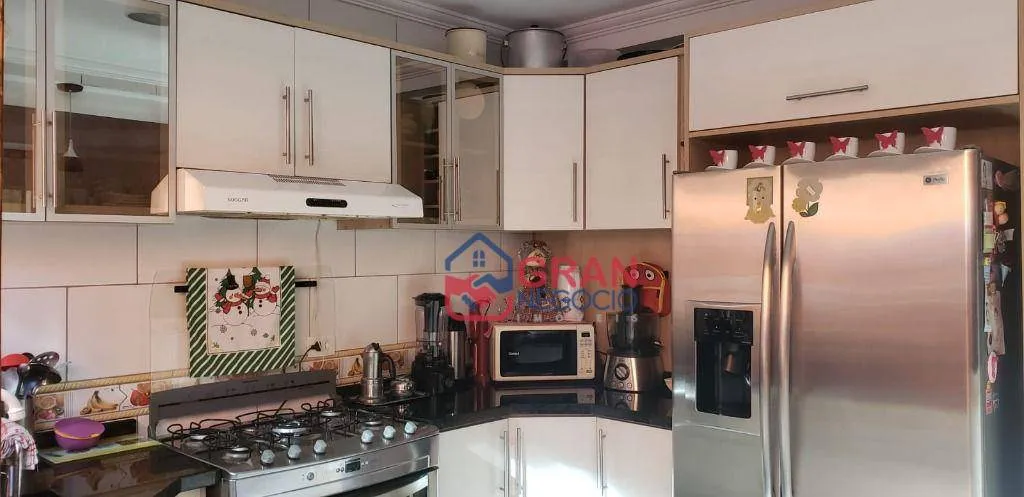 Imagem Sobrado Triplex com 3 quartos em São José dos Pinhais