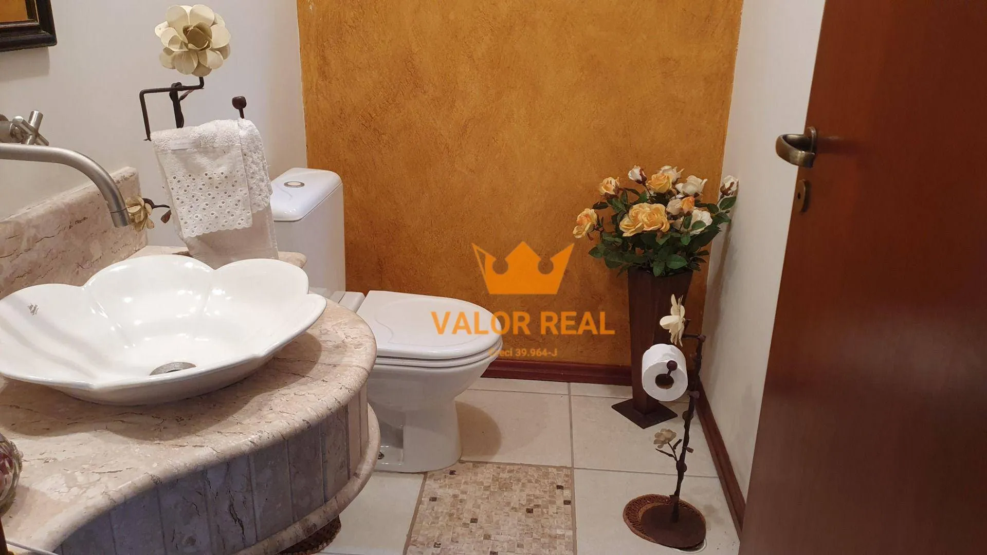 Imagem Casa em Condomínio de Alto Padrão, Venda ou Locação: AT 720 m2 e AC 390 m2, 4 suites, 4 vagas, piscina.