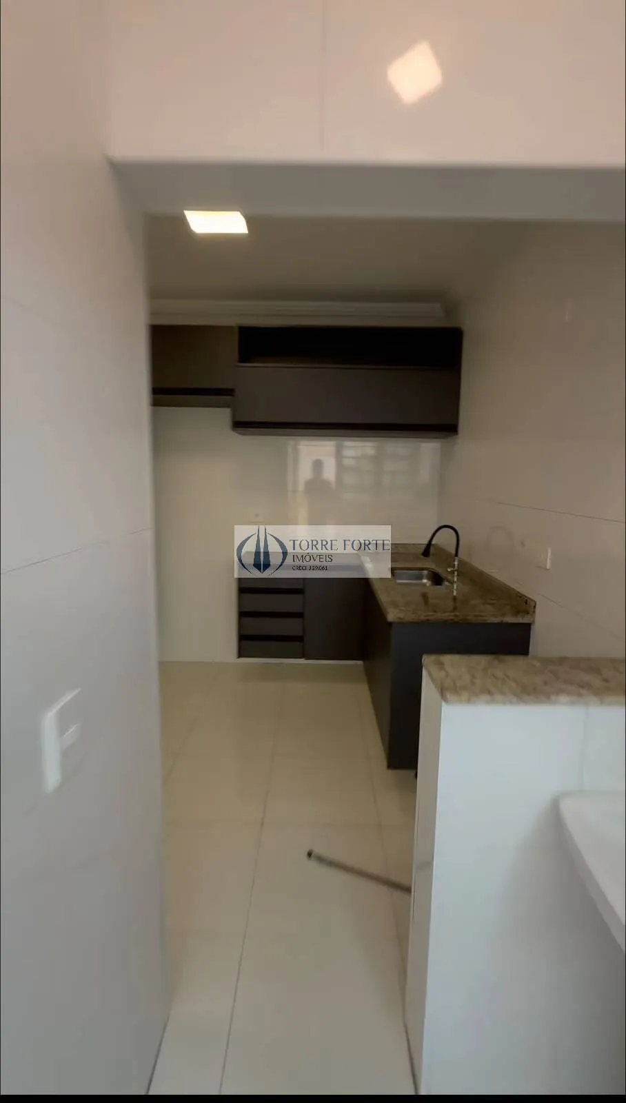 Imagem Lindo apartamento amplo, 2 dormitórios (1 suíte), 1 vaga , quintal privado.