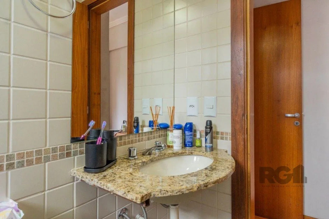 Imagem Ótimo apartamento, reformado , dois dormitórios e uma suíte, vaga escriturada.