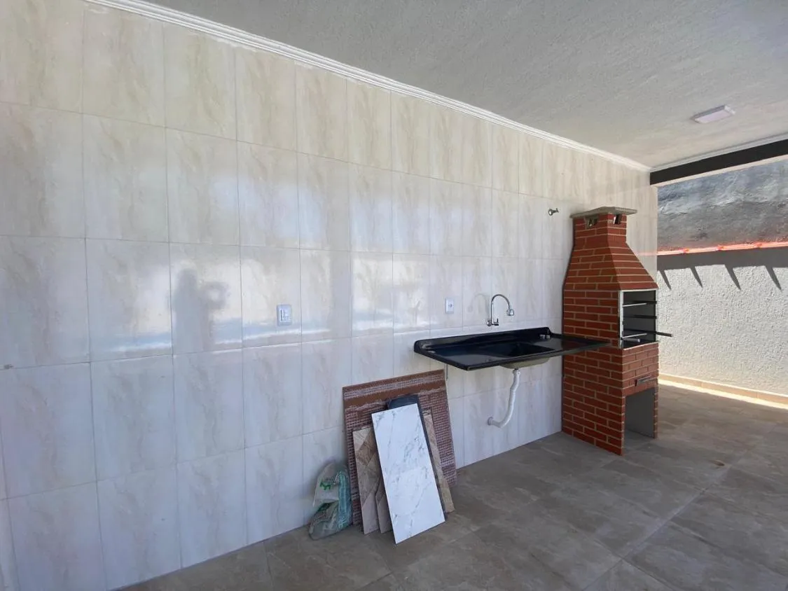 Imagem CASA NOVA COM PISCINA, 3 DORMITÓRIOS E AMPLO QUINTAL NO JARDIM BOPIPORANGA EM ITANHAÉM
