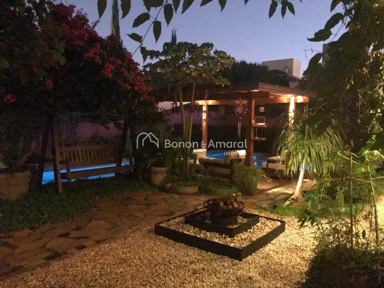 Imagem Casa de condomínio com 304 m² e 5 quartos