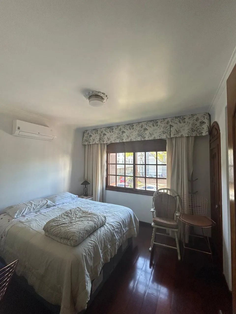Imagem CASA -4 DORM. -com 2 suítes - 3 BOX- 297,18 m² - MENINO DEUS