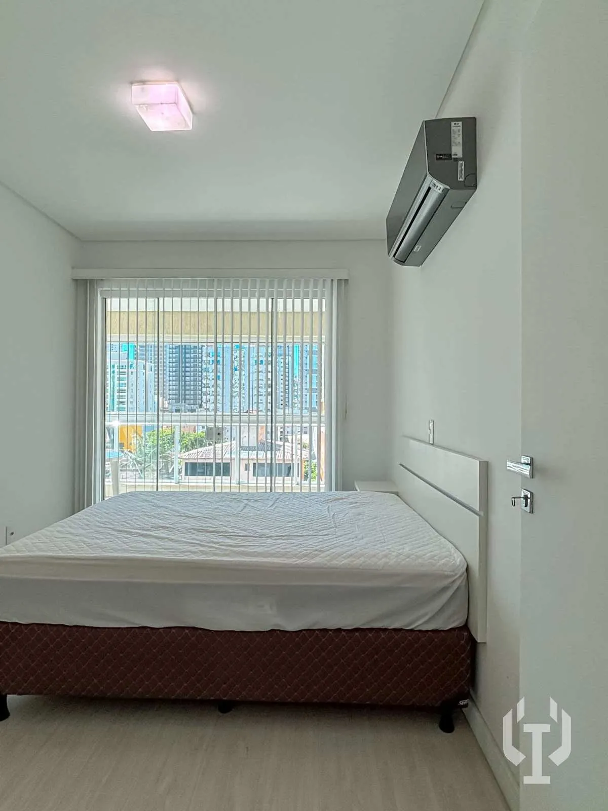 Imagem Apartamento com 3 dormitórios e 2 vagas de garagem em Meia Praia