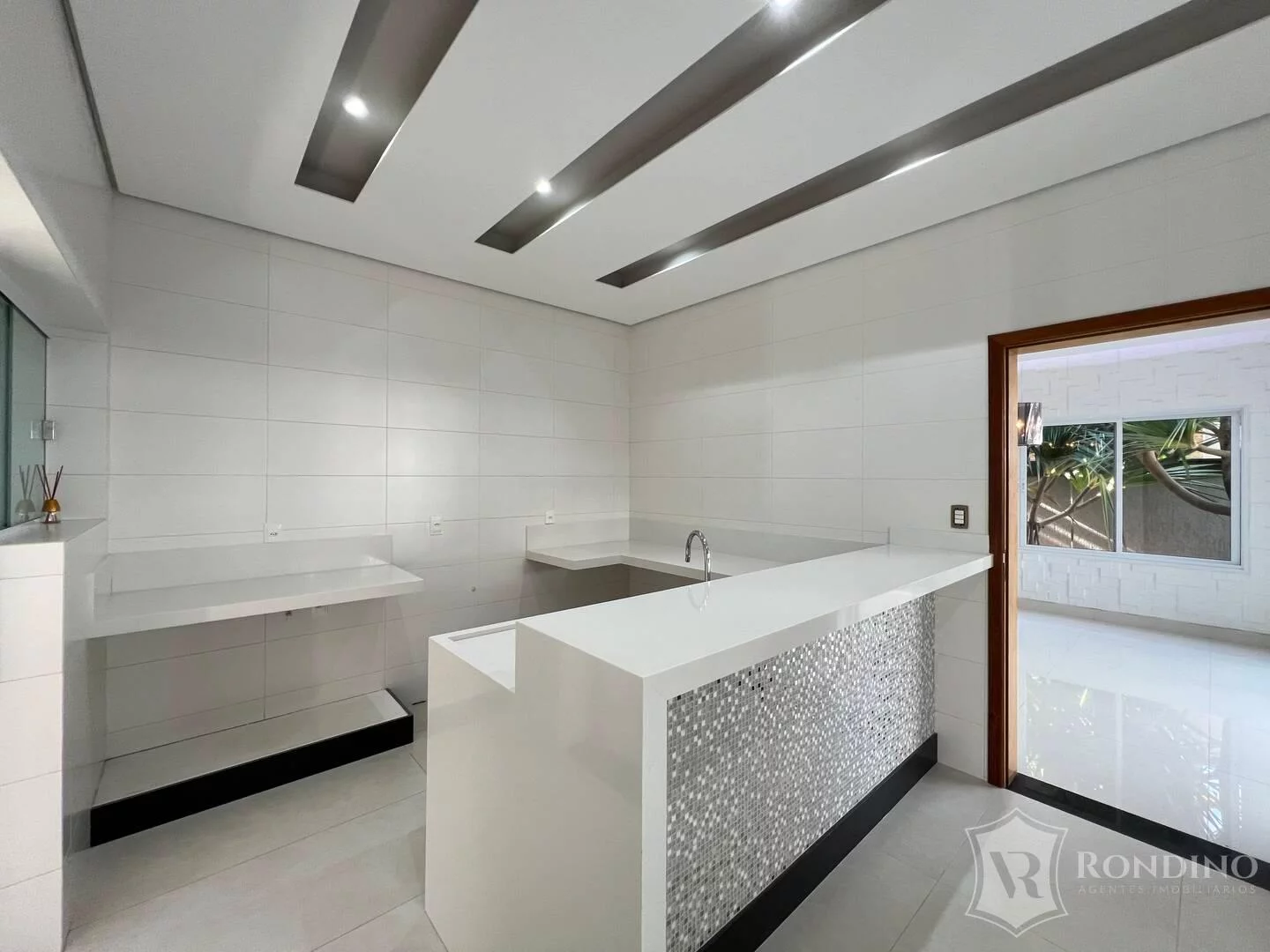 Imagem Casa no Alphaville Nova Esplanada com 4 Suítes e Piscina