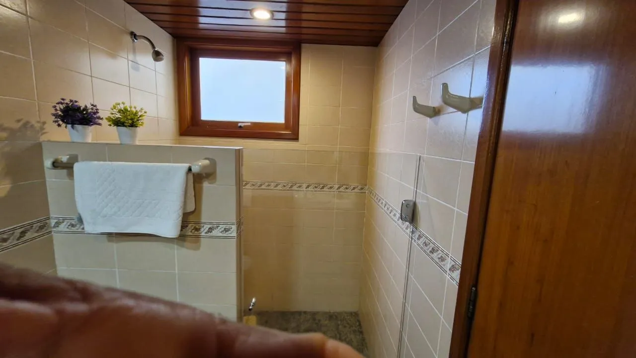 Imagem Casa de Cinema na Glória, com 500m² de área privada, 3 dormitórios, piscina, horta, lareira, elevador, gradeada 4 garagens