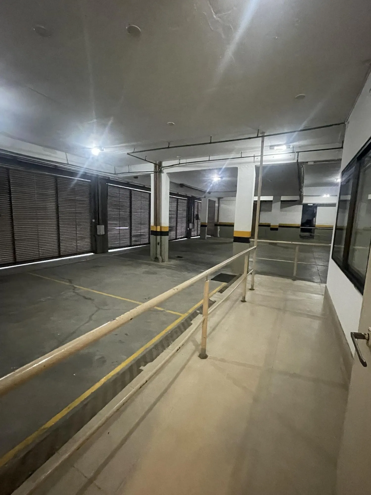 Imagem Ampla sala comercial com vaga de garagem escriturada