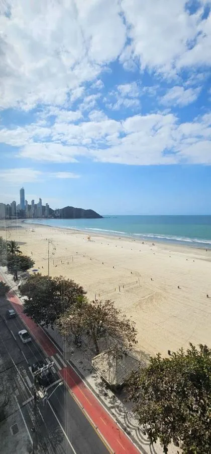 Imagem APARTAMENTO A VENDA NA AVENIDA ATLÂNTICA NA REGIÃO CENTRAL COM SACADA PANORÂMICA