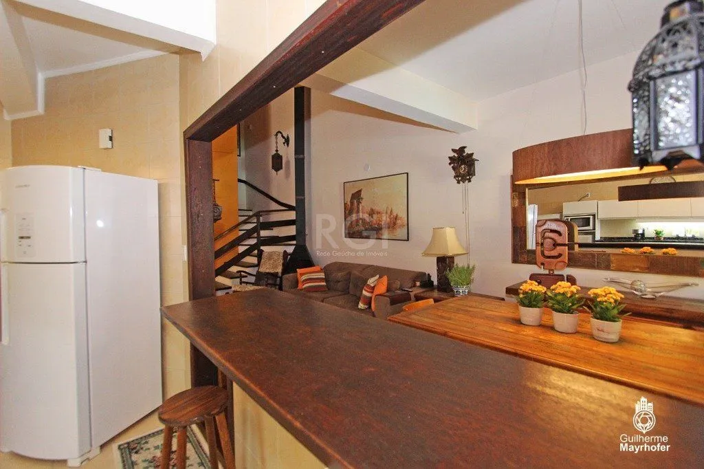 Imagem Casa para Venda - 240m², 5 dormitórios, sendo 1 suites, 3 vagas - Menino Deus