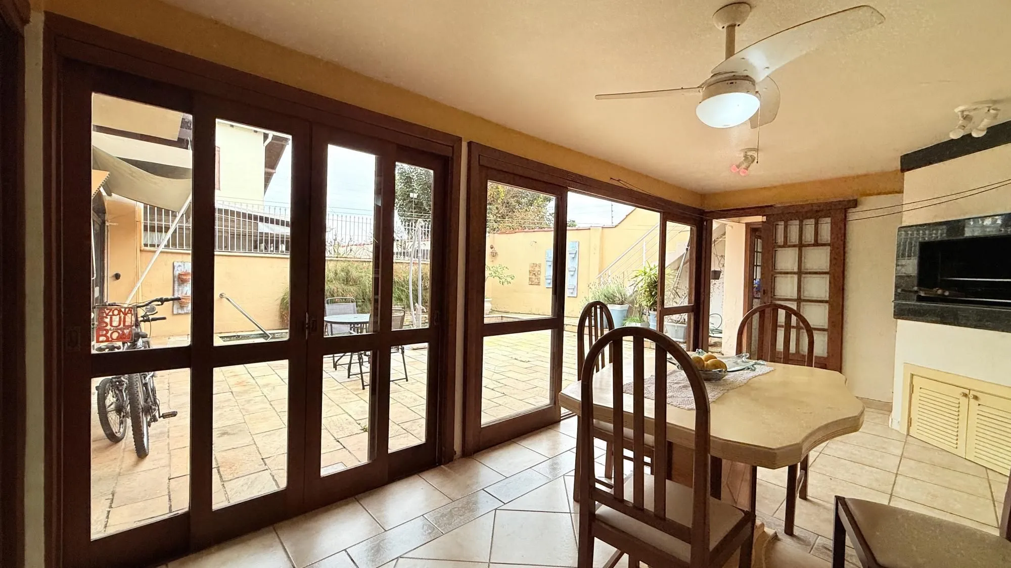 Imagem Casa para Venda - 260m², 4 dormitórios, sendo 1 suites, 4 vagas - Nonoai