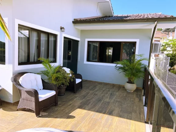 Imagem Excelente Casa no Itaguaçu com 4 quartos sendo 3 suites, piscina e área com churrasqueira. Esta Be...