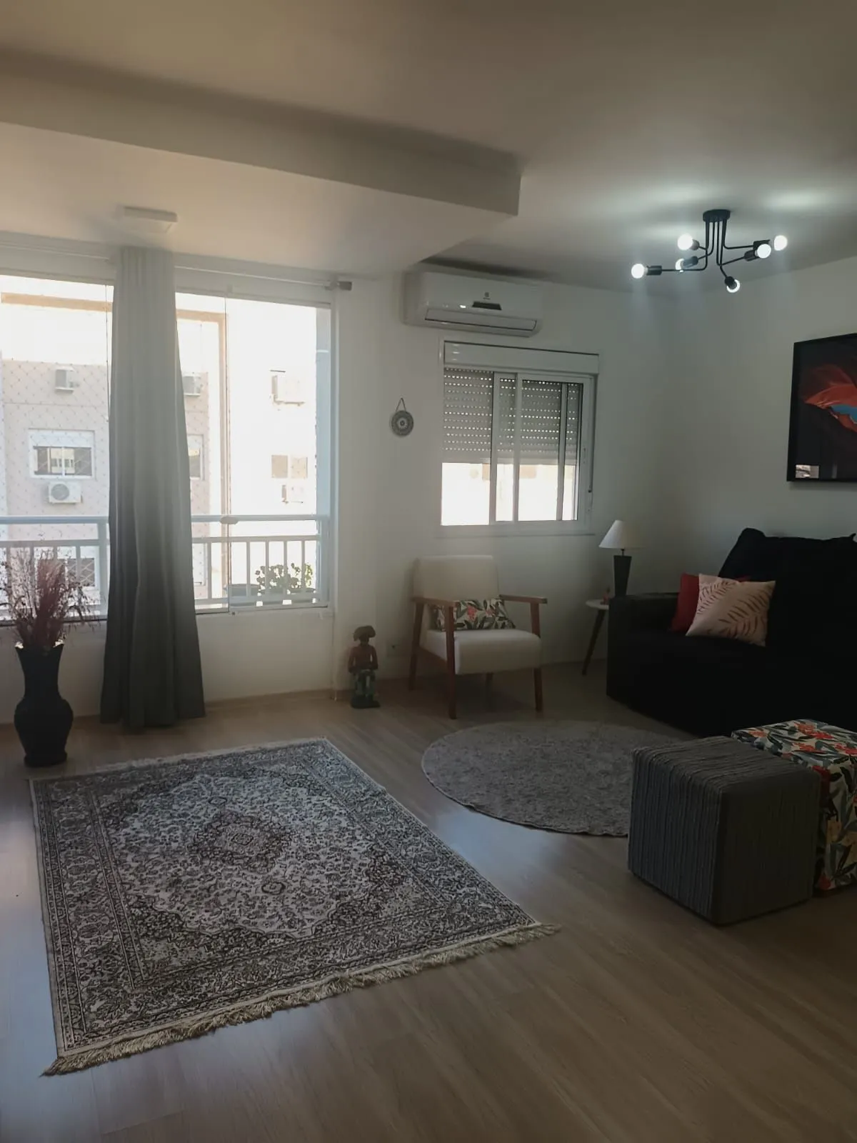 Imagem Apartamento de 3 dormitórios com living estendido, semi mobiliado, suíte e churrasqueira.