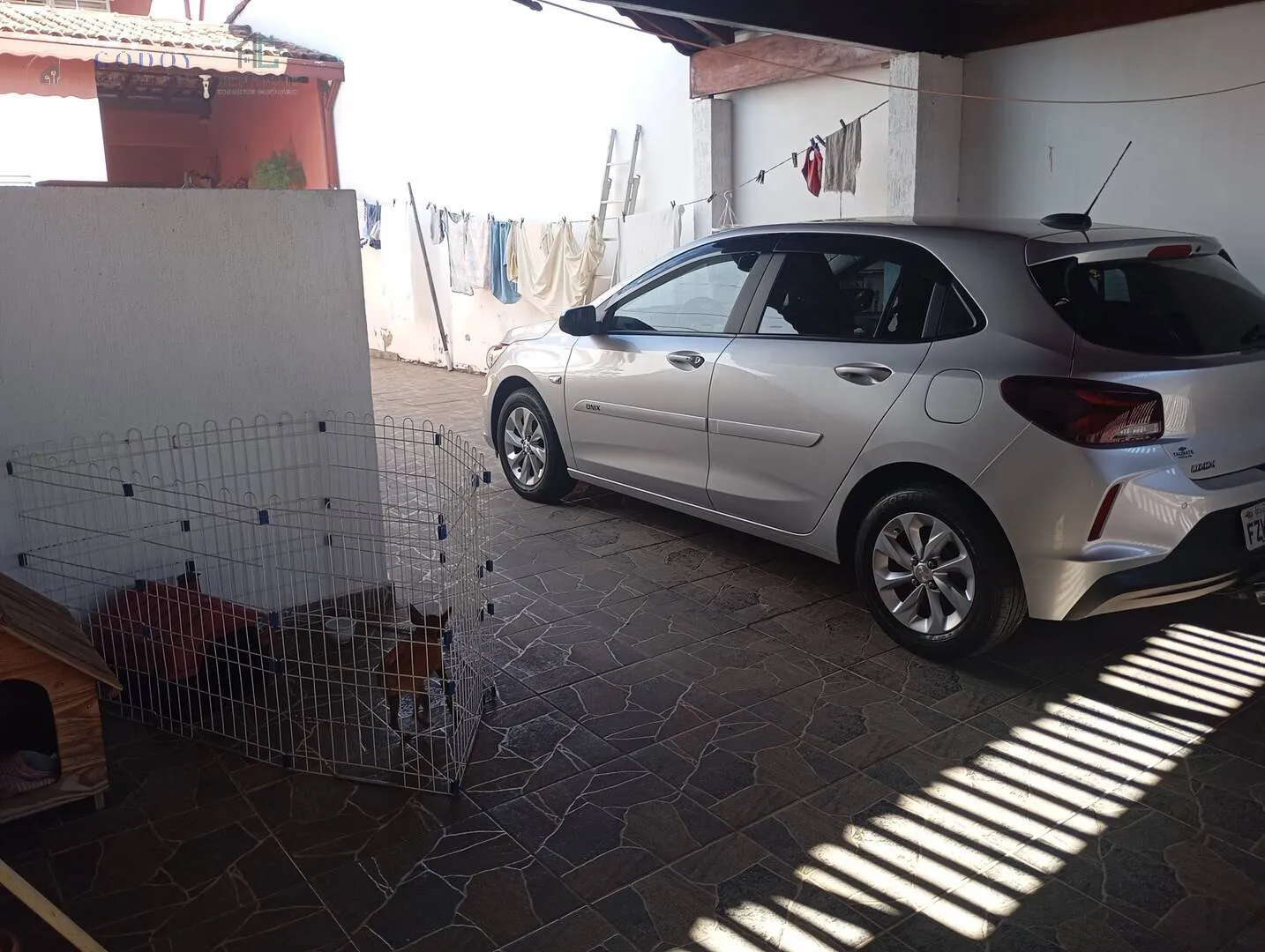 Imagem Imperdível! Sobrado com Suíte no Térreo + 2 Quartos e Garagem p/ 2 Carros.