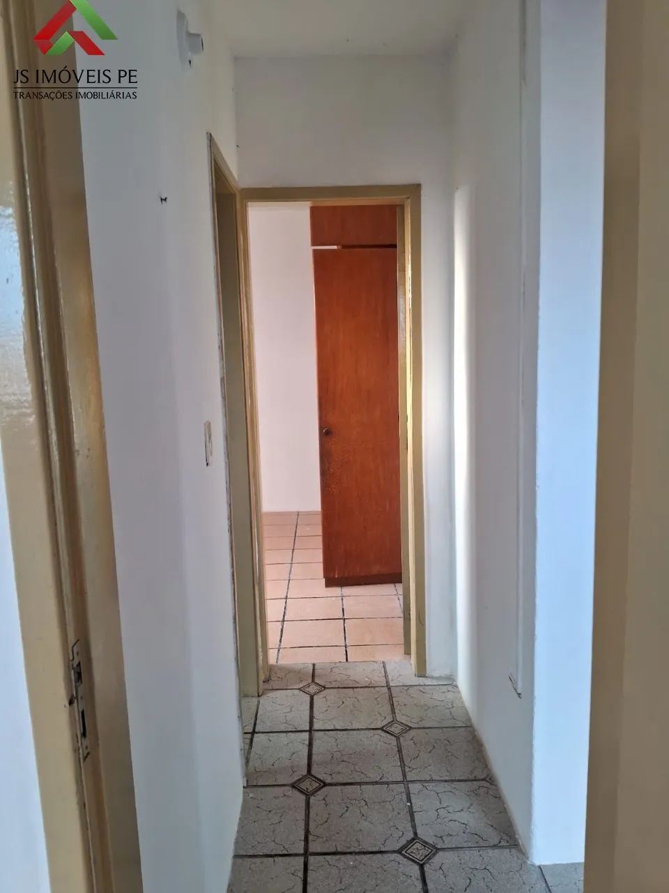 Imagem Apartamento à venda em Jaboatão dos Guararapes-PE, bairro Candeias, 2 quartos, 2 salas, 2 banheiros, 1 suíte, 70m² de área. Aproveite!