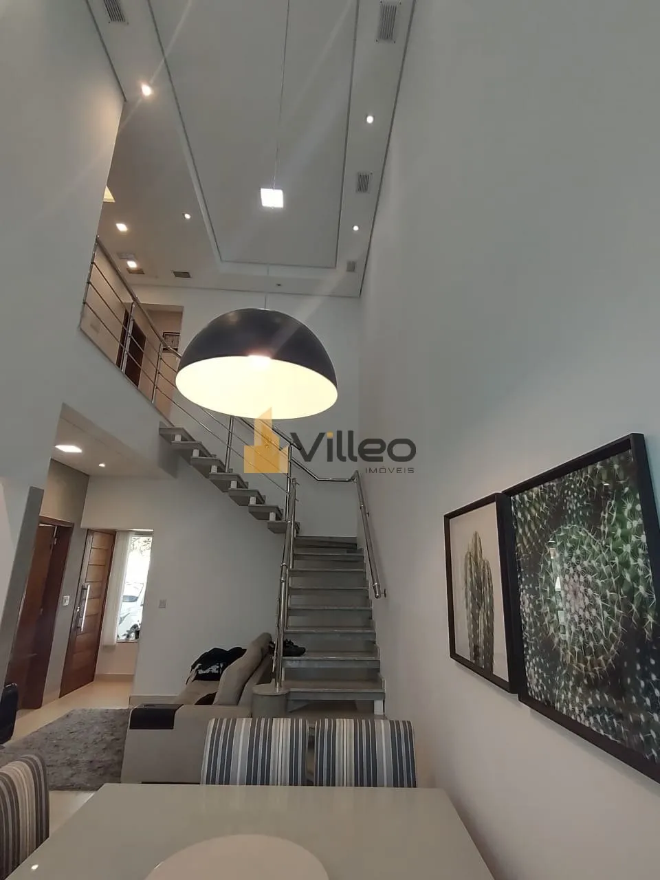 Imagem Descubra o privilégio de viver com conforto, segurança e requinte nesta residência única no Resi...
