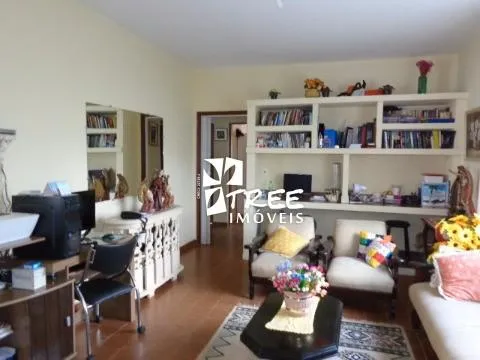 Imagem VENDA DE CHÁCARA NO COPACO, EM ARUJÁ/SP, A/T de 1.700m², A/C 150m², 3 dorm, sala com lareira, espaço c/ churrasqueira, pomar e 10 vagas. CONSULTE-NOS.