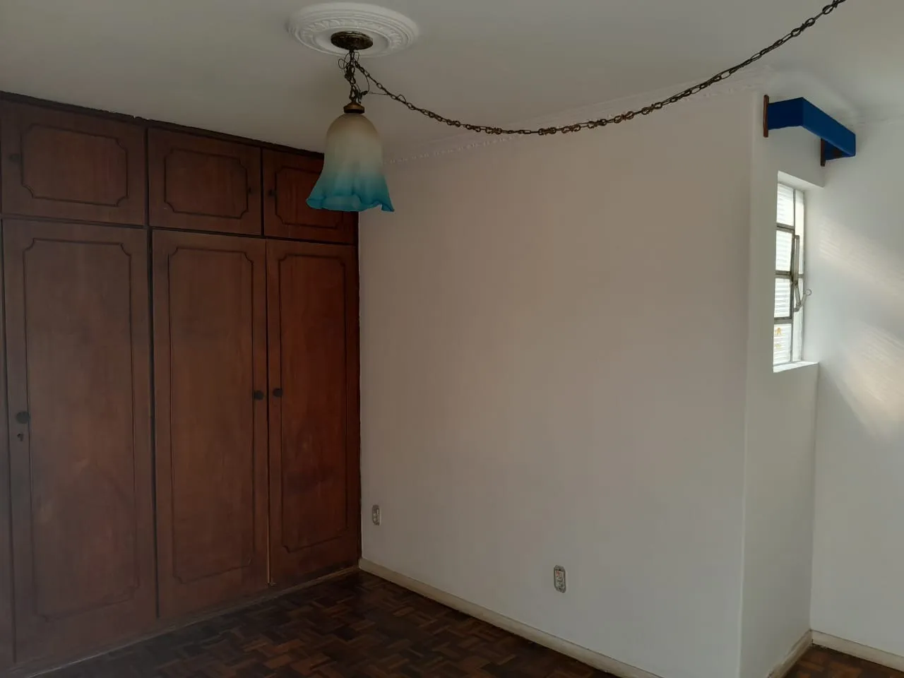 Imagem Casa comercial de luxo para locação na Vila Augusta, Sorocaba-SP: 6 quartos, 4 suítes, 2 salas, 5 banheiros, 2 vagas de garagem.
